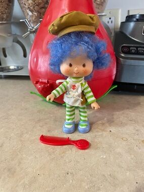 Vintage Kenner strawberry shortcakes doll crêpe Suzette blue hair doll and comb